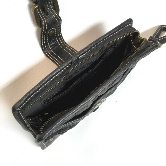 Black zip wristlet 🌿 - Picture 2 of 3